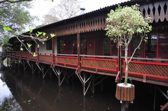 A estrutura de um dos grandes hotéis ao lado da estrada-parque do Pantanal Sul, na região de Corumbá, no Mato Grosso do Sul